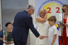 Pan Dyrektor J. Banasiak gratuluje Wiktorowi Giszczak uczniowi klasy 2a laureatowi Ogólnopolskiej Olimpiady Olimpusek z j. angielskiego.