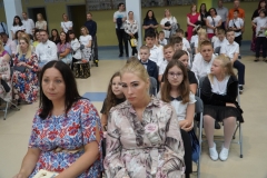 Klasa 3d z wychowawcą Panią Anną Dymek i Panią Kamilą Waleszyńską podczas uroczystości.