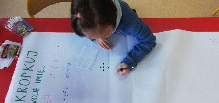 Dzieci zapisują swoje imię alfabetem Braille'a