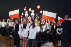Chór śpiewa pieśni patriotyczne.