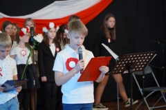 Uczeń czyta zapowiedź kolejnego utworu.
