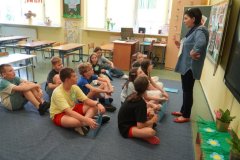 Nauczyciel prowadzący imprezę objaśnia uczestnikom istotę przedsięwzięcia oraz zasady organizacyjne.