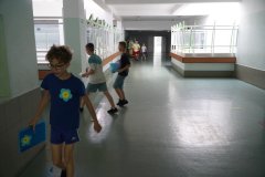 Uczestnicy wykonują poszczególne zadania gry terenowej - uczniowie chodzą po korytarzu szkolnym  wykonując zadania.