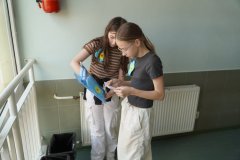 Uczestnicy wykonują poszczególne zadania gry terenowej -  odnajdują na korytarzu kopertę z zadaniami i odczytują polecenia.