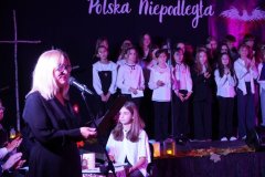 Pani Dyrektor- Marlena Błachowicz, wita Gości przybyłych na koncert „Przystanek Niepodległość”.