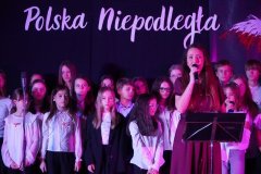 Pani Ewelina Dzięgielewska śpiewa, na zakończenie koncertu, pieśń „Wolność”.