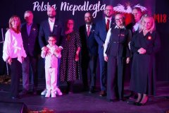Goście obecni na koncercie, Pani Dyrektor, Panie Wicedyrektor oraz koordynatorzy koncertu pozują do pamiątkowego zdjęcia.