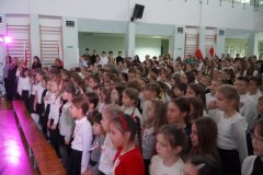 Wspólne odśpiewanie „Mazurka Dąbrowskiego” rozpoczyna apel szkolny.