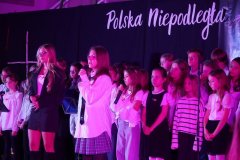 Nadia Zimny i Majka Lewandowska wykonują pieśń.