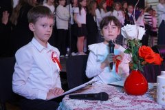 Mali Narratorzy z przejęciem odczytują, między wykonami kolejnych pieśniami,  teksty o płockich drogach do wolności.