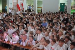 Uczniowie, w skupieniu, słuchają prezentowanych pieśni i tekstów.