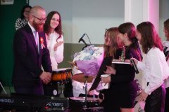 Członkowie chóru Tu-Tu dziękują Panu Łukaszowi Grockiemu za przygotowanie do występów.