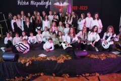 Członkowie chóru wraz z Opiekunem- Panem Łukaszem Grockim,  pozują do wspólnego zdjęcia.