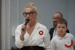 Pani Dyrektor- Marlena Błachowicz,  przemawia do Uczniów przed wspólnym wykonaniem hymnu.