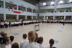 Cała społeczność Szkoły  śpiewa „Mazurka Dąbrowskiego”, w ramach akcji „ Szkoła do hymnu”.