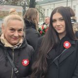 Pani dyrektor Marlena Błachowicz oraz przewodnicząca SU Karolina Dominowska w szkolnej delegacji w miejskich uroczystościach celebrujących Narodowe Święto Niepodległości .