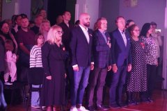 Zaproszeni Goście, w towarzystwie Pani Dyrektor- Marleny Błachowicz, oraz Pań Wicedyrektor: Iwony Kołodziejskiej i Moniki Przemyłskiej, wspólnie z Uczniami wykonują hymn Polski.