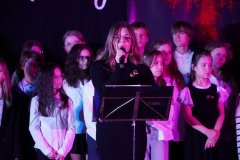 Zosia Chylińska śpiewa pieśń „Niepodległość - trudne słowo”.