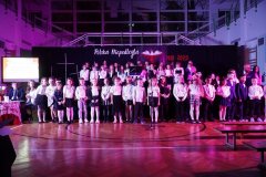 Pierwszaki i Drugoklasiści wykonują pieśń „Przybyli ułani pod okienko”.