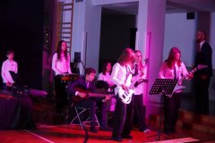 Zespół Tu-Tu Band akompaniuje podczas wykonywania pieśni przez chór.