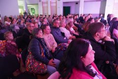 Licznie zgromadzona Publiczność podziwia występy szkolnych Artystów.