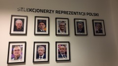 Zdjęcia selekcjonerów reprezentacji Polski w piłce nożnej na ścianie.