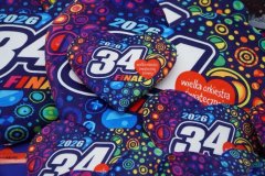  Zdjęcie przedstawia licytowane prace plastyczne. Są to kolorowe, duże serca - poduszki z napisem 34 Finał WOŚP.  