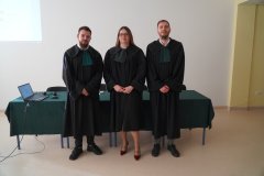 Na fotografii trójka adwokatów w togach.