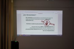 Fotografia strony z prezentacji – jak reagować na hejt.