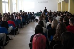 Uczniowie klas siódmych i ósmych słuchający wystąpienia.