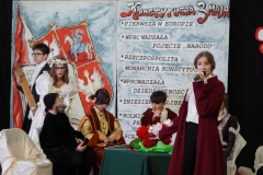 Mówi Sędzia, po lewej stronie Zosia z Tadeuszem proszą Jankiela, żeby zagrał