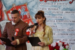 Przemawia p. dyrektor Janusz Banasiak, w tle król i posłowie