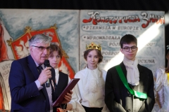 Przemawia p. dyrektor Janusz Banasiak, w tle król i posłowie