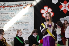 Przemawia Telimena, w tle posłowie