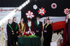 Król składa przysięgę, po lewej stronie posłowie, w tle biało-czerwona flaga