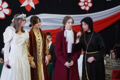 Rozmawiają: ksiądz Robak, Sędzia, Zosia, Tadeusz