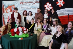 Wszyscy uczestnicy akademii siedzą przy wspólnym stole