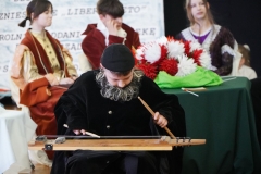 Jankiel gra na cymbałach, w tle goście z Soplicowa