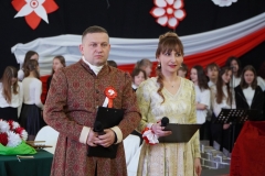 Prowadzący, w tle chór Tutu