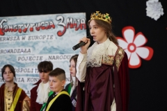 Mówi król, w tle posłowie