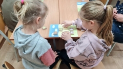 Dwie dziewczynki grają w grę Złapmy Lwa.
