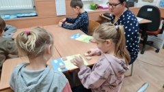 Dzieci z terapeutą grają w grę Złapmy Lwa.
