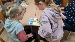Dwie dziewczynki grają w grę Złapmy Lwa.