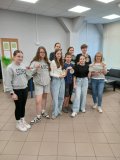 Grupka uczestników Koła SU wraz z opiekunką, prezentujacy gotowe łapacze promieni świetlnych. Wszyscy w bardzo dobrym nastroju.