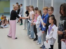 Pani Dyrektor gratuluje i wręcza dyplomy grupie stypendystów z klas 5-6.