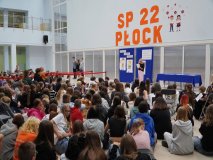 Publiczność złożona z uczniów klas 7-8 oraz Pani Dyrektor- Marlena Błachowicz czytająca list Prezydenta Plocka do stypendystów.