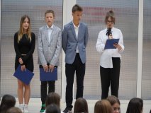 Przemówienie przedstawicielki stypendystów na tle ścianki dekoracyjnej.
