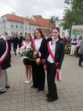 Delegacja naszej Szkoły, złożona z trzech uczennic, w trakcie uroczystości składania kwiatów na płycie Grobu Nieznanego Żołnierza w Płocku.