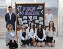 Przedstawiciele Koła Samorządu Uczniowskiego wraz z Opiekunem, którzy brali udział w oprawie artystycznej Apelu Sukcesu, w tle tablica z dekoracją "Klucze do sukcesu".