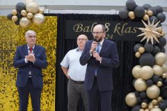 Otwarcie balu przez dyrektora szkoły oraz przemówienie przedstawicieli Rady Rodziców.